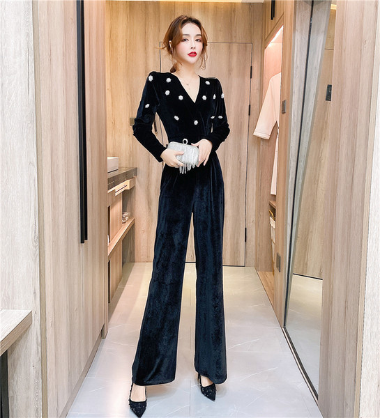 Ženski baršunasti kombinezon sa šiljatim dekolteom i dugim rukavima