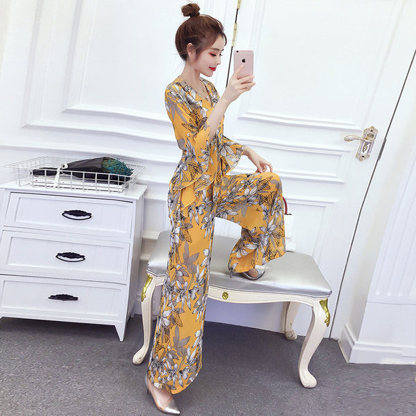 Naiste laia mudeliga kombinesoon lillemotiividega