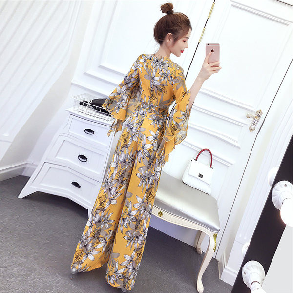 Naiste laia mudeliga kombinesoon lillemotiividega