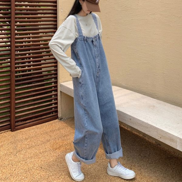 Laiade säärtega kõrge vöökohaga teksakombinesoon