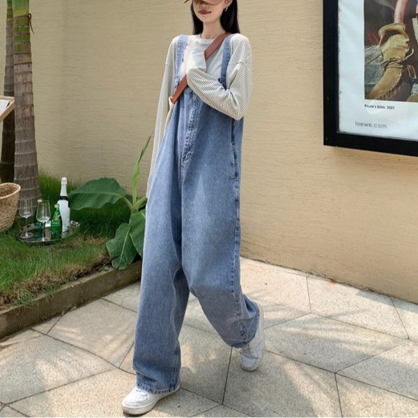 Laiade säärtega kõrge vöökohaga teksakombinesoon