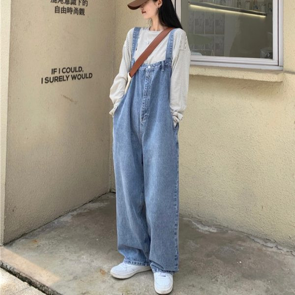 Laiade säärtega kõrge vöökohaga teksakombinesoon