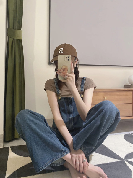 Laia mudeliga naiste teksakombinesoon esitaskutega