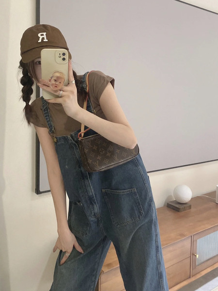 Laia mudeliga naiste teksakombinesoon esitaskutega