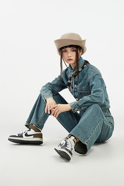 Novi model ženskog traper kombinezona s dugim rukavima i kopčanjem na gumb