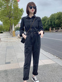 Klassikalise krae ja pikkade varrukatega naiste teksakombinesoon