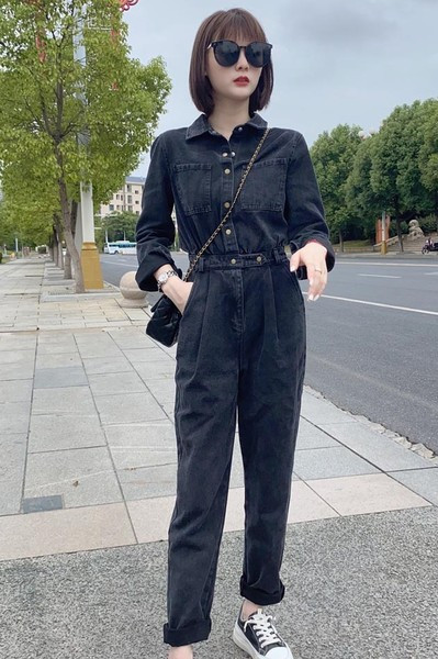 Klassikalise krae ja pikkade varrukatega naiste teksakombinesoon