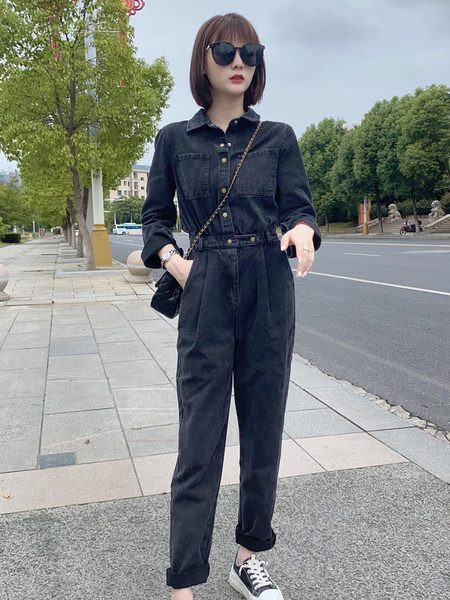 Klassikalise krae ja pikkade varrukatega naiste teksakombinesoon