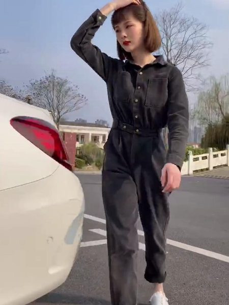 Klassikalise krae ja pikkade varrukatega naiste teksakombinesoon