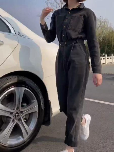 Klassikalise krae ja pikkade varrukatega naiste teksakombinesoon