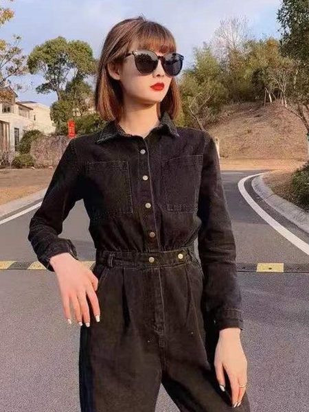 Klassikalise krae ja pikkade varrukatega naiste teksakombinesoon