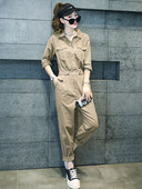 Ženski kombinezon s dugim rukavima i gumbima