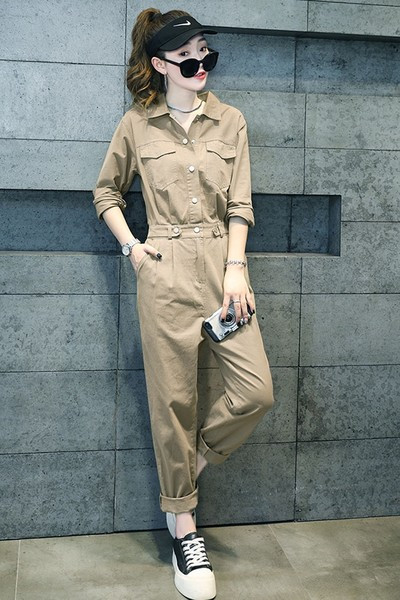 Ženski kombinezon s dugim rukavima i gumbima