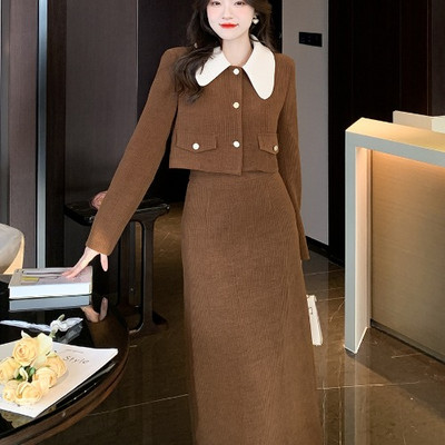 Κομψό σετ δύο τεμαχίων - σακάκι με φούστα