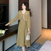 Μοντέρνο γυναικείο σετ με λεπτές τιράντες και κοντό σακάκι