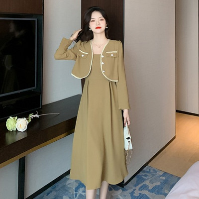 Μοντέρνο γυναικείο σετ με λεπτές τιράντες και κοντό σακάκι