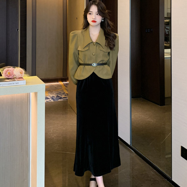 Μοντέρνο γυναικείο σετ σε δύο μέρη - φόρεμα και σακάκι