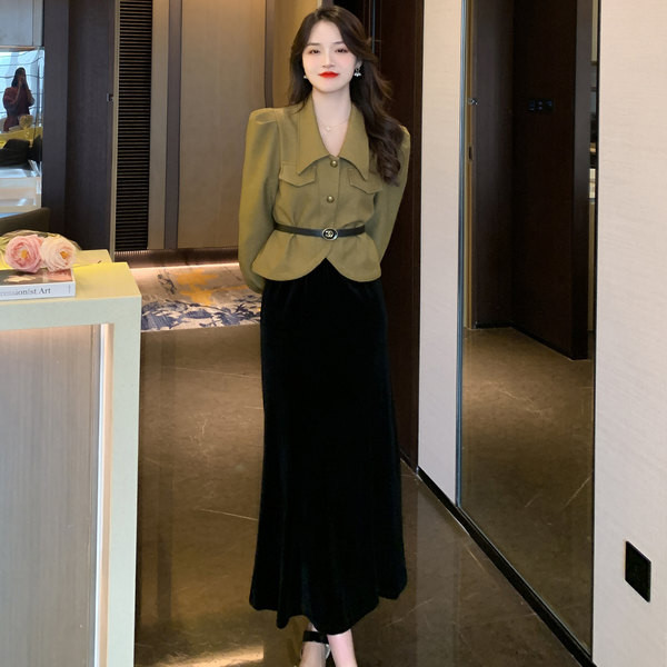 Μοντέρνο γυναικείο σετ σε δύο μέρη - φόρεμα και σακάκι