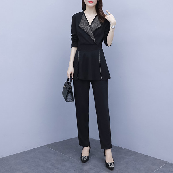 Κομψό γυναικείο σετ με V λαιμόκοψη