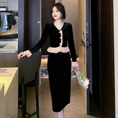 Aktualan ženski komplet sa V izrezom