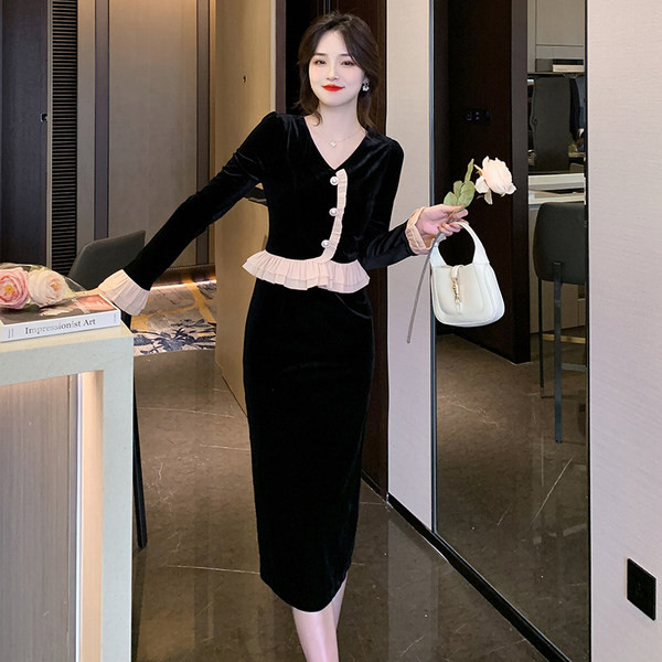 Aktualan ženski komplet sa V izrezom