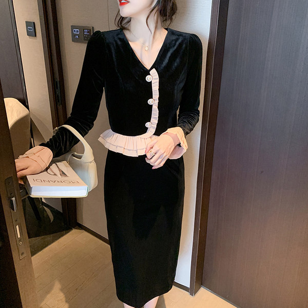 Aktualan ženski komplet sa V izrezom