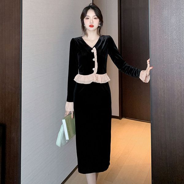 Aktualan ženski komplet sa V izrezom