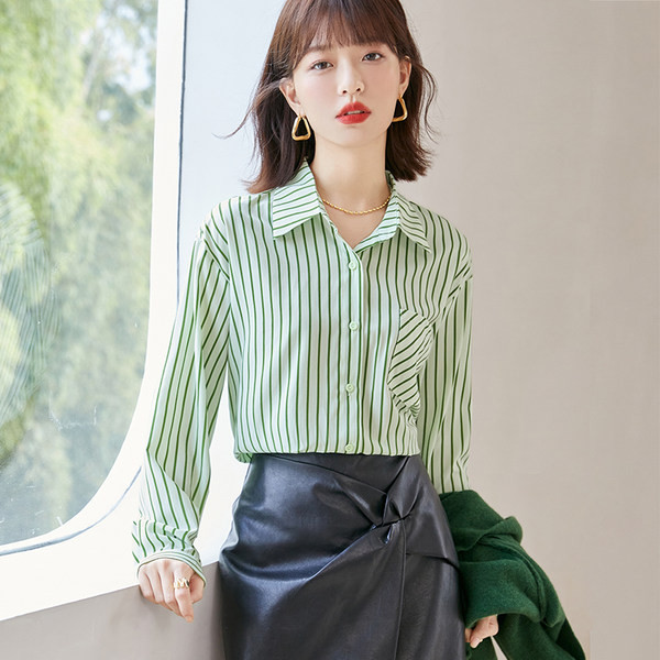 Praegune naiste komplekt seelikuga