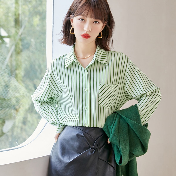 Praegune naiste komplekt seelikuga