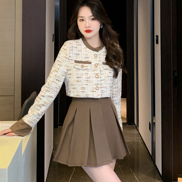 Aktualan dvodijelni komplet suknja i bluza