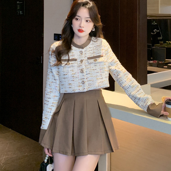 Aktualan dvodijelni komplet suknja i bluza