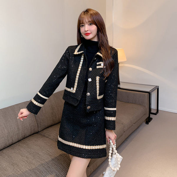 Moderan set suknje i sakoa sa sjajnim elementima