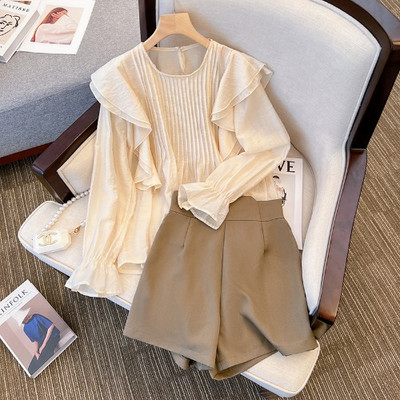 Μοντέρνο γυναικείο σετ μπλούζα και σορτς