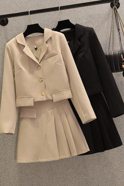 Moderan ženski dvodijelni komplet sako i plisirana suknja