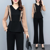 Μοντέρνο γυναικείο σετ- μπλούζα με λαιμόκοψη V και παντελόνι σε φαρδύ σχέδιο