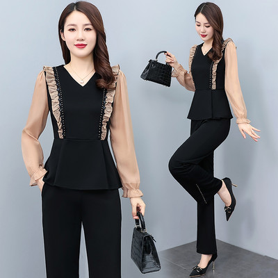 Μοντέρνο γυναικείο σετ- μπλούζα με λαιμόκοψη V και παντελόνι σε φαρδύ σχέδιο