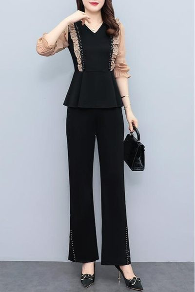 Μοντέρνο γυναικείο σετ- μπλούζα με λαιμόκοψη V και παντελόνι σε φαρδύ σχέδιο