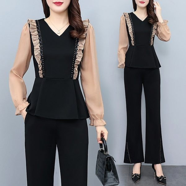 Μοντέρνο γυναικείο σετ- μπλούζα με λαιμόκοψη V και παντελόνι σε φαρδύ σχέδιο