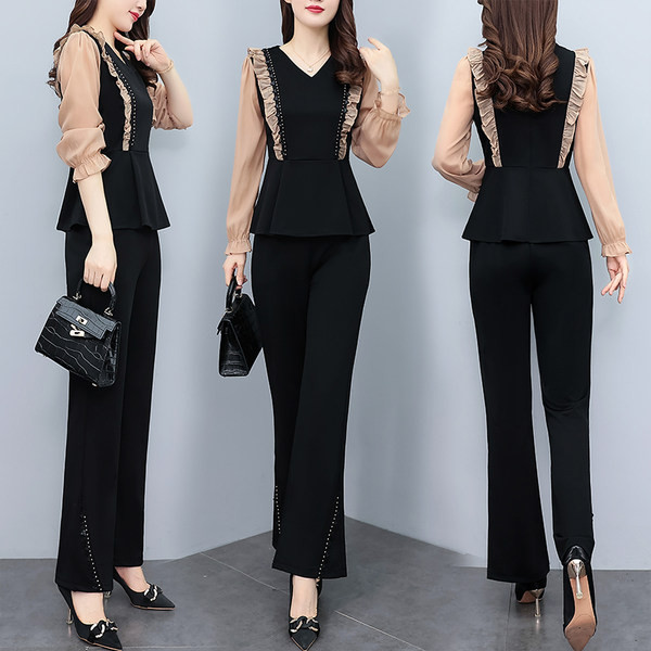 Μοντέρνο γυναικείο σετ- μπλούζα με λαιμόκοψη V και παντελόνι σε φαρδύ σχέδιο