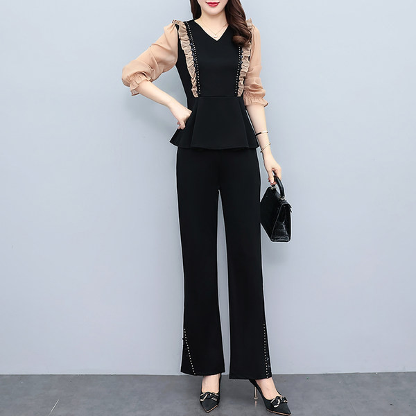 Μοντέρνο γυναικείο σετ- μπλούζα με λαιμόκοψη V και παντελόνι σε φαρδύ σχέδιο