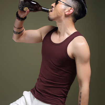 Ανδρικό αθλητικό φανελάκι καθαρού μοντέλου κατάλληλο για γυμναστική