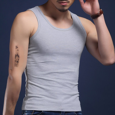 Ανδρικό αθλητικό φανελάκι καθαρού μοντέλου κατάλληλο για γυμναστική