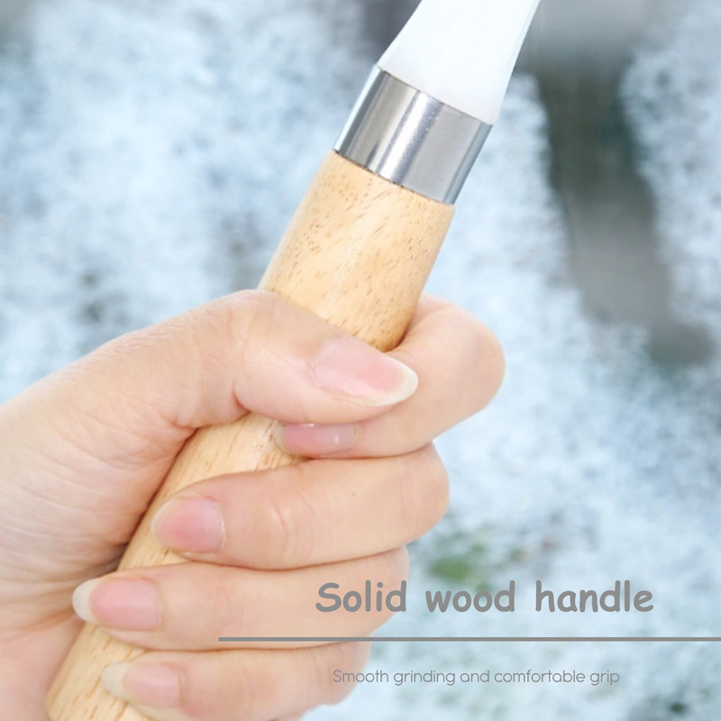 Puidust käepidemega puhastuskaabits, mida on lihtne eemaldada plekkide pesemiseks ja kuivatamiseks