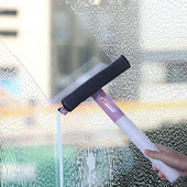 Pihustatud kraapimispuhastusvahend aknakaabits klaasipuhastusvahend aknapuhastaja kaabits dušikaabits köögipuhastusvahend majapidamises kasutatavate puhastusvahenditega