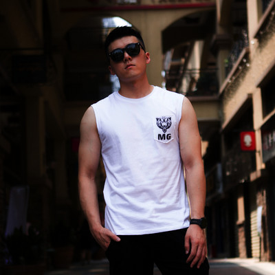 Σπορ γυναικείο φανελάκι με οβάλ λαιμόκοψη και επιγραφή