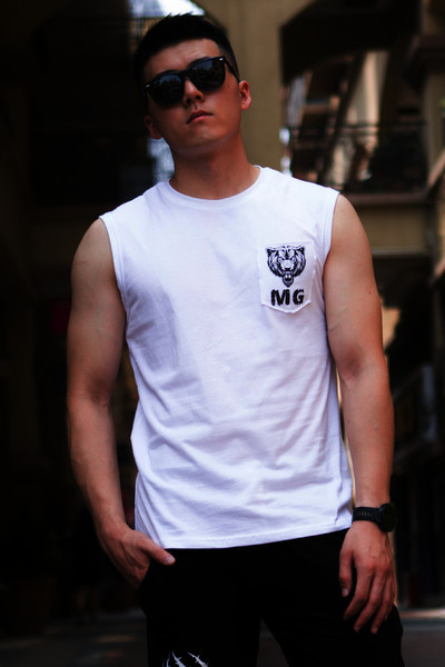 Σπορ γυναικείο φανελάκι με οβάλ λαιμόκοψη και επιγραφή