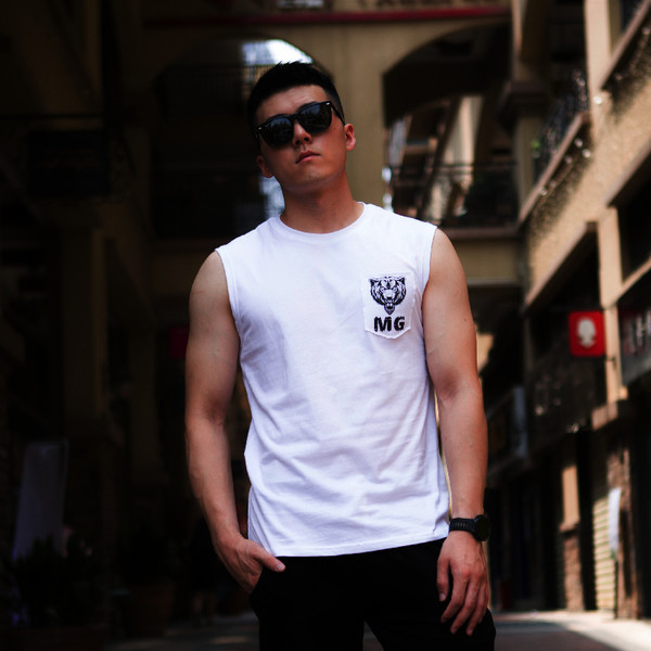 Σπορ γυναικείο φανελάκι με οβάλ λαιμόκοψη και επιγραφή