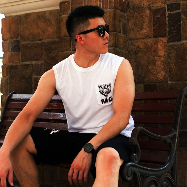 Σπορ γυναικείο φανελάκι με οβάλ λαιμόκοψη και επιγραφή