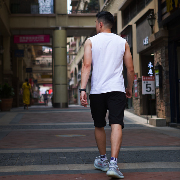 Σπορ γυναικείο φανελάκι με οβάλ λαιμόκοψη και επιγραφή