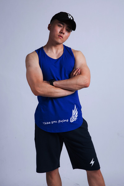 Ανδρικό casual αθλητικό τανκ με οβάλ λαιμόκοψη και επιγραφή